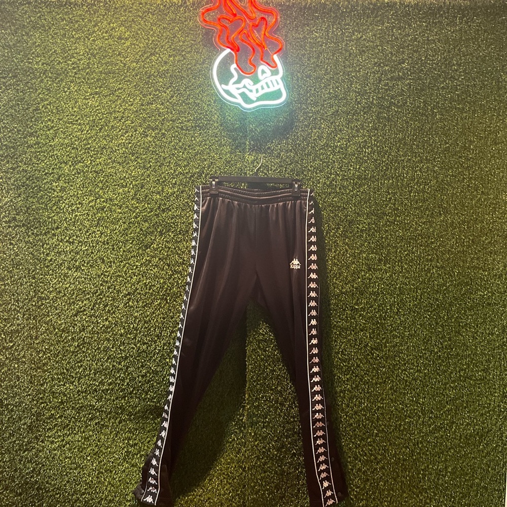 KAPPA FLEECE BUTTON SWEATPANTS🖤
Size Medium- Fit Baggy🤍
9.5/10 Condition🖤